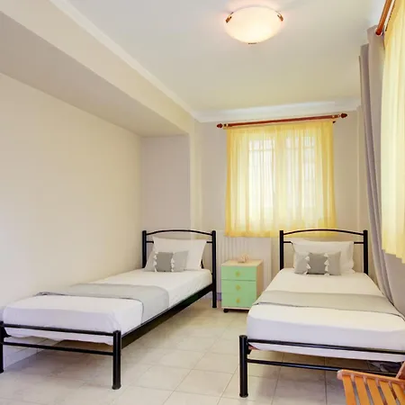 Private 6-bdrm With Garden 150m To