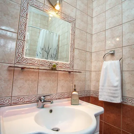 Private 6-bdrm With Garden 150m To *