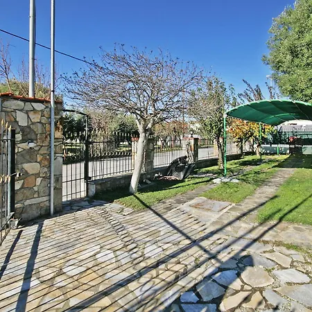 Private 6-bdrm With Garden 150m To