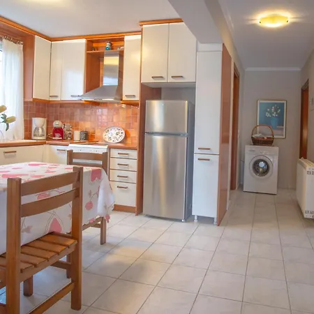 Private 6-bdrm With Garden 150m To Villa