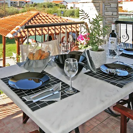 Private 6-bdrm With Garden 150m To Paradisos