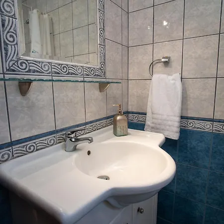 Private 6-bdrm With Garden 150m To Villa
