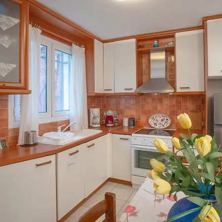 Private 6-bdrm With Garden 150m To Paradisos